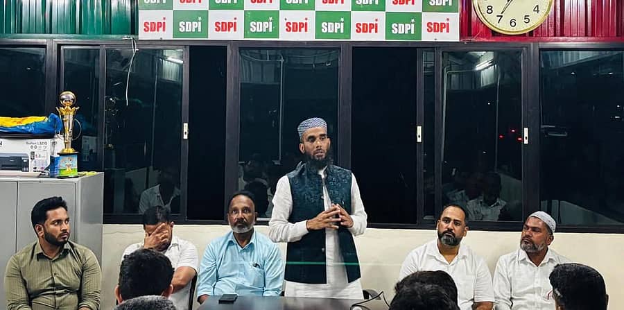 ಸೋಶಿಯಲ್ ಡೆಮಾಕ್ರಟಿಕ್ ಪಾರ್ಟಿ ಆಫ್ ಇಂಡಿಯಾ ಪಡುಬಿದ್ರಿ ಗ್ರಾಮ ಸಮಿತಿಯ ಕಚೇರಿಯಲ್ಲಿ ಮುಂಬರುವ ಚುನಾವಣೆಗಳ ಪೂರ್ವ ಸಿದ್ಧತೆ ಮತ್ತು ಕಾರ್ಯತಂತ್ರ ಕುರಿತಂತೆ ವಿಶೇಷ ಸಭೆಯಲ್ಲಿ ರಾಜ್ಯ ಪ್ರಧಾನ ಕಾರ್ಯದರ್ಶಿ ಅಫ್ಸರ್ ಕೊಡ್ಲಿಪೇಟೆ ಮಾತನಾಡಿದರು