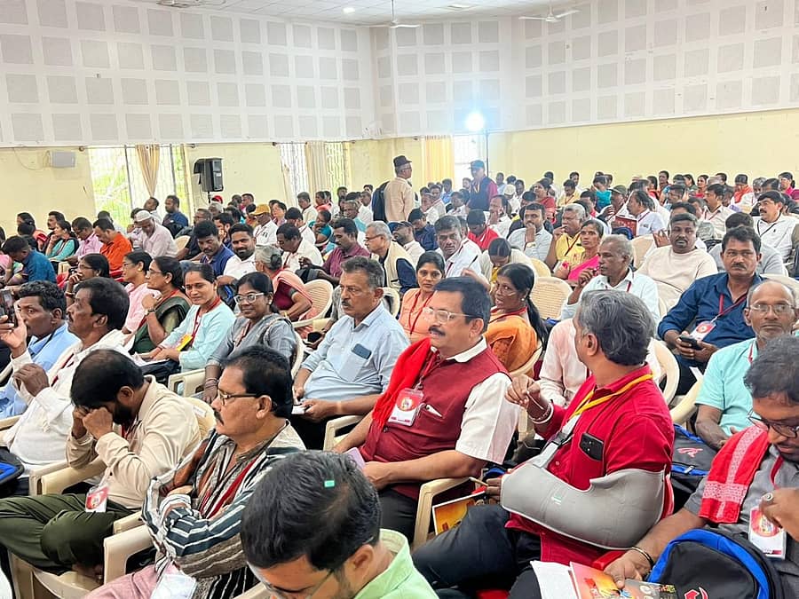 ಹಾಸನದ ಅಂಬೇಡ್ಕರ್ ಭವನದಲ್ಲಿ ಗುರುವಾರ ಆರಂಭವಾದ ಸಿಐಟಿಯು 16ನೇ ರಾಜ್ಯ ಸಮ್ಮೇಳನದಲ್ಲಿ ಪಾಲ್ಗೊಂಡಿರುವ ವಿವಿಧ ಜಿಲ್ಲೆಗಳ ಪ್ರತಿನಿಧಿಗಳು