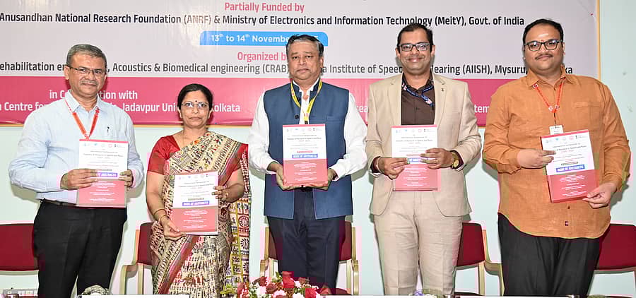 <div class="paragraphs"><p>ಮೈಸೂರಿನ ಅಖಿಲ ಭಾರತ ವಾಕ್‌ ಮತ್ತು ಶ್ರವಣ ಸಂಸ್ಥೆಯಲ್ಲಿ&nbsp;ಕೇಂದ್ರ ಎಲೆಕ್ಟ್ರಾನಿಕ್ಸ್ ಮತ್ತು ಮಾಹಿತಿ ತಂತ್ರಜ್ಞಾನ ಸಚಿವಾಲಯ ಆಯೋಜಿಸಿದ್ದ ‘ವಾಕ್‌ ಮತ್ತು ಸಂಗೀತ ಸಂಶೋಧನೆ’ ಕುರಿತ ಸಮ್ಮೇಳನದ ಸ್ಮರಣ ಸಂಚಿಕೆಯನ್ನು ಐಐಐಟಿ–ಧಾರವಾಡ ನಿರ್ದೇಶಕ ಪ್ರೊ.ಎಸ್.ಆರ್.ಮಹದೇವ ಪ್ರಸನ್ನ ಬಿಡುಗಡೆ ಮಾಡಿದರು</p></div>