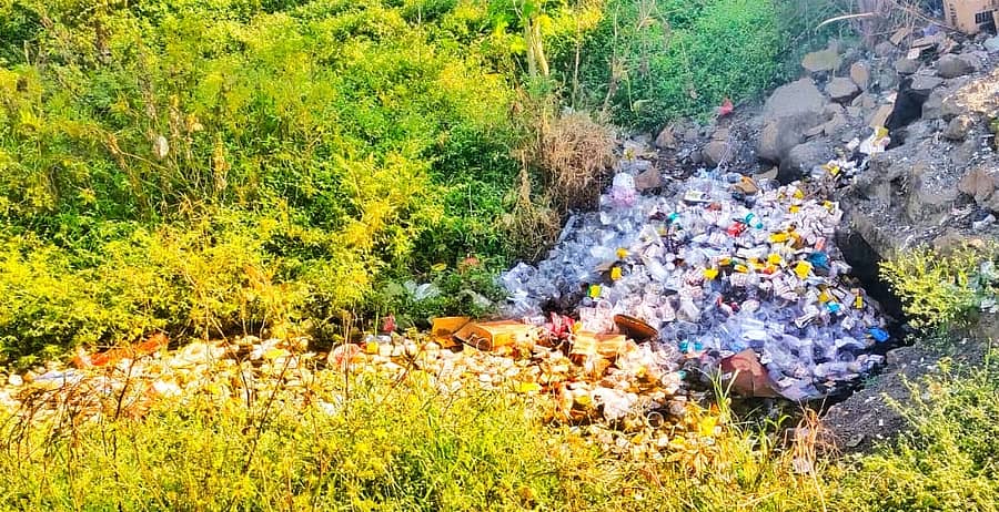 ಹುಲಸೂರ ಪಟ್ಟಣದ ಹೊರವಲಯದಲ್ಲಿರುವ ಹಾಲಹಳ್ಳಿ ರಸ್ತೆ ಪಕ್ಕದಲ್ಲಿನಾ ನಾಲೆಯಲ್ಲಿ ಮದ್ಯ ಮಾರಾಟ ಅಂಗಡಿಯವರು ಬಿಸಾಡಿದ ಸಾರಾಯಿ ಪ್ಯಾಕೆಟ್‌ಗಳು