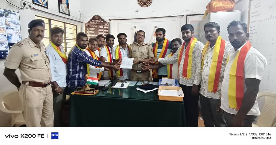 ಸೈದಾಪುರದಲ್ಲಿ ಕರವೇ ಕಾರ್ಯಕರ್ತರು ಪೊಲೀಸರಿಗೆ ದೂರು ನೀಡಿದರು