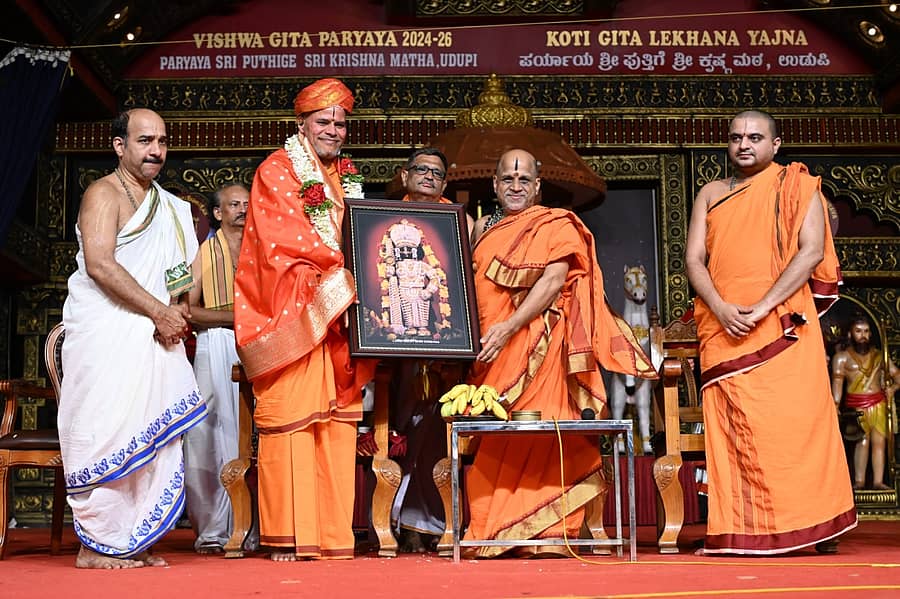 ಗುರುಪುರ ವಜ್ರದೇಹಿ ಮಠದ ರಾಜಶೇಖರಾನಂದ ಶ್ರೀಪಾದರನ್ನು ಸನ್ಮಾನಿಸಲಾಯಿತು