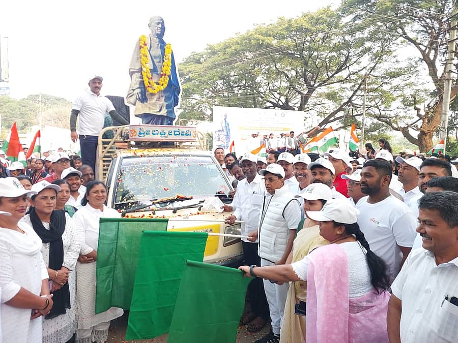 ಚಿಕ್ಕಮಗಳೂರಿನ ಶ್ರೀಕಂಠಪ್ಪ ವೃತ್ತದಲ್ಲಿ ಏಕತಾ ನಡಿಗೆಗೆ ಸಂಸದ ಕೋಟ ಶ್ರೀನಿವಾಸ ಪೂಜಾರಿ ಹಸಿರು ನಿಶಾನೆ ತೋರಿಸಿದರು