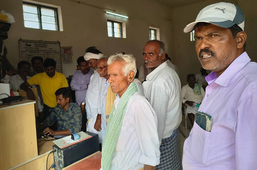 ಚಿಕ್ಕಜಾಜೂರಿನ ಕೃಷಿ ಉಪ ಮಾರುಕಟ್ಟೆ ಕೇಂದ್ರದಲ್ಲಿ ಗುರುವಾರ ರಾಗಿ ಖರೀದಿ ಕೇಂದ್ರದಲ್ಲಿ ನೋಂದಣಿ ಮಾಡಿಸುತ್ತಿರುವ ತಾಲ್ಲೂಕಿನ ವಿವಿಧ ಗ್ರಾಮಗಳ ರೈತರು