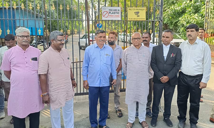 ಚಿತ್ತಾಪುರದಲ್ಲಿ ಪಥಸಂಚಲನಕ್ಕೆ ಅನುಮತಿ ದೊರೆತ ಬಳಿಕ ಕಲಬುರಗಿಯ ಹೈಕೋರ್ಟ್ ಪೀಠದ ಎದುರು ಗುರುವಾರ ಅರ್ಜಿದಾರ ಅಶೋಕ ಪಾಟೀಲ ಸೇರಿದಂತೆ ಆರ್ಎಸ್ಎಸ್ ಮುಖಂಡರು ಒಟ್ಟಿಗೆ ಕಾಣಿಸಿಕೊಂಡರು