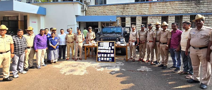 ಮನೆಕಳ್ಳತನ ಪ್ರಕರಣ ಆರೋಪಿಯಿಂದ ವಶಕ್ಕೆ ಪಡೆದ ಚಿನ್ನಾಭರಣ, ಬೆಳ್ಳಿ ಆಭರಣ ಮತ್ತಿತರ ವಸ್ತುಗಳೊಂದಿಗೆ ಪೊಲೀಸ್ ಅಧಿಕಾರಿಗಳು