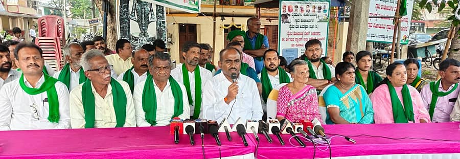 ರಾಮನಗರ ತಾಲ್ಲೂಕಿನ ಬಿಡದಿ ಹೋಬಳಿಯ ಭೈರಮಂಗಲದಲ್ಲಿ ಮಾಜಿ ಶಾಸಕ ಹಾಗೂ ಜೆಡಿಎಸ್ ಜಿಲ್ಲಾಧ್ಯಕ್ಷ ಎ. ಮಂಜುನಾಥ್ ಗುರುವಾರ ಸುದ್ದಿಗೋಷ್ಠಿಯಲ್ಲಿ ಮಾತನಾಡಿದರು. ಪಕ್ಷದ ಮುಖಂಡರು ಹಾಗೂ ಗ್ರೇಟರ್ ಬೆಂಗಳೂರು ಸಮಗ್ರ ಉಪನಗರ ಯೋಜನೆ ವಿರೋಧಿ ಹೋರಾಟಗಾರರು ಇದ್ದಾರೆ