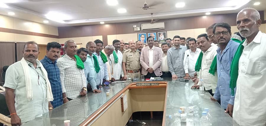 ಹಾವೇರಿ ಜಿಲ್ಲಾಧಿಕಾರಿ ಕಚೇರಿಯಲ್ಲಿ ಬುಧವಾರ ತಡರಾತ್ರಿ ನಡೆದ ಸಂಧಾನ ಸಭೆಯಲ್ಲಿ ರೈತರು ಮತ್ತು ಕಾರ್ಖಾನೆ ಮಾಲೀಕರು ಪಾಲ್ಗೊಂಡಿದ್ದರು.