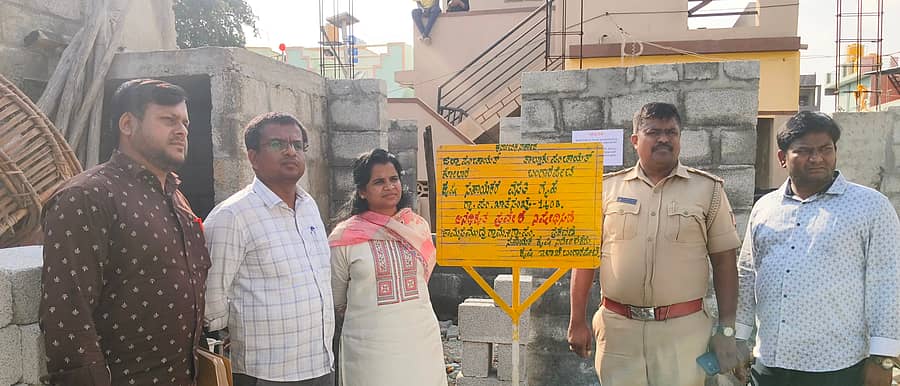 ಬಂಗಾರಪೇಟೆ ತಾಲ್ಲೂಕಿನ ಕಾಮಸಮುದ್ರ ಗ್ರಾಮದ ಕೃಷಿ ಇಲಾಖೆ ವಸತಿ ಗೃಹ ನೆಲಸಮ ಮಾಡಿ ಅಕ್ರಮವಾಗಿ ಮನೆ ನಿರ್ಮಾಣ ಮಾಡುತ್ತಿರುವ ಸ್ಥಳಕ್ಕೆ ಕೃಷಿ ಇಲಾಖೆ ಅಧಿಕಾರಿಗಳು ಭೇಟಿ ನೀಡಿ ಕಾಮಗಾರಿ ತಡೆದು, ಎಚ್ಚರಿಕೆಯ ಸೂಚನಾ ಫಲಕ ಅಳವಡಿಸಿದರು.