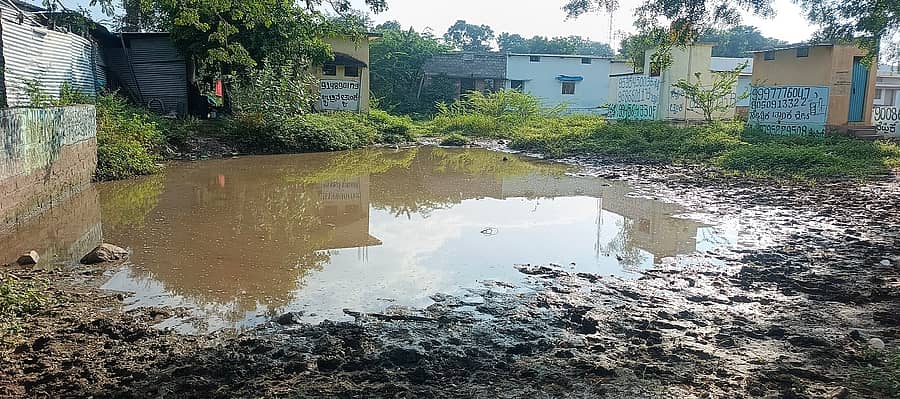 ತಾವರಗೇರಾ ಪಟ್ಟಣದ ಎಪಿಎಂಸಿ ಆವರಣದಲ್ಲಿ ಸ್ವಚ್ಚತೆ ಇಲ್ಲದೇ ಕಲುಷಿತ ನೀರು ಮಳೆ ನಿಂತಿರುವುದು