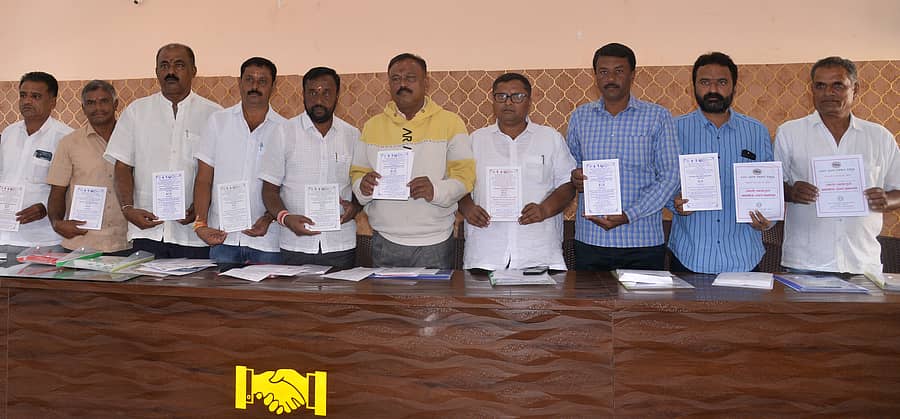 ಕೋಲಾರದಲ್ಲಿ ಗುರುವಾರ ಪತ್ರಿಕಾಗೋಷ್ಠಿಯಲ್ಲಿ ಜಿಲ್ಲಾ ಸಹಕಾರ ಒಕ್ಕೂಟದ ನಿರ್ದೇಶಕರು ಸಹಕಾರ ಸಪ್ತಾಹದ ಆಹ್ವಾನ ಪತ್ರಿಕೆ ಬಿಡುಗಡೆ ಮಾಡಿದರು