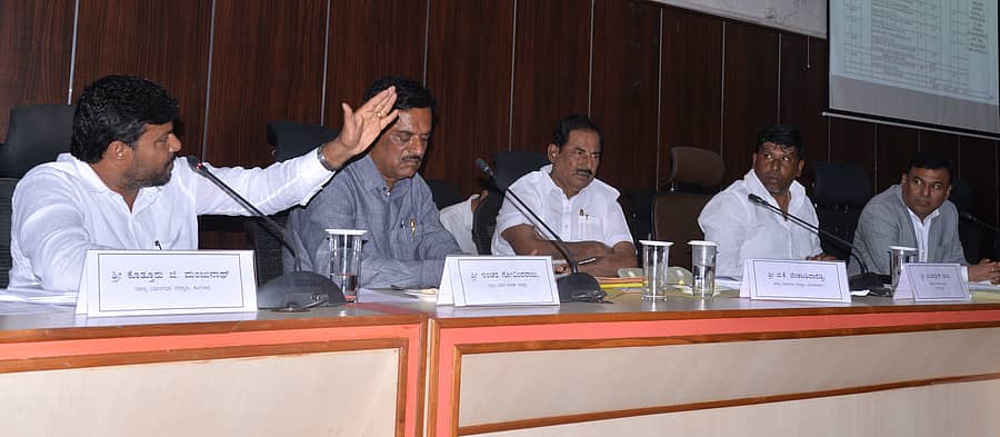 ಕೋಲಾರದಲ್ಲಿ ಗುರುವಾರ ಸಂಸದ ಎಂ.ಮಲ್ಲೇಶ್ ಬಾಬು ನೇತೃತ್ವದಲ್ಲಿ ನಡೆದ ದಿಶಾ ಸಭೆಯಲ್ಲಿ ಶಾಸಕ ಕೊತ್ತೂರು ಮಂಜುನಾಥ್ ಅರಣ್ಯಾಧಿಕಾರಿ ಮೇಲೆ ಮುಗಿಬಿದ್ದರು