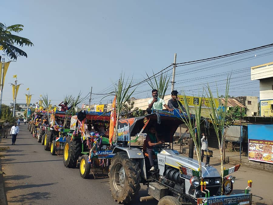 ಮುಧೋಳದಲ್ಲಿ ಗುರುವಾರ ರೈತ ಸಂಘ ನೀಡಿದ್ದ ಮುಧೋಳ ಬಂದ್ ಮೆರವಣಿಗೆ ನಡೆಸಿದರು