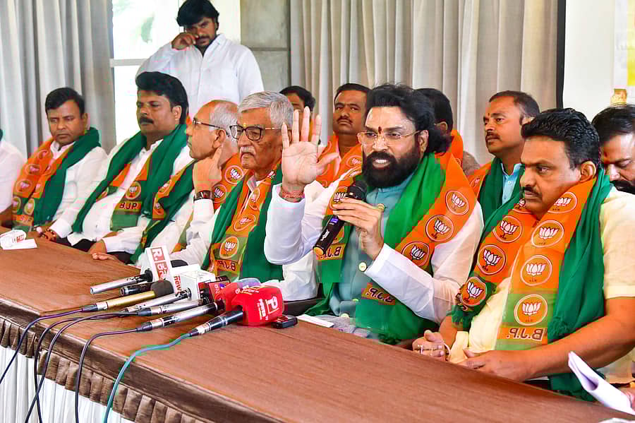 ಕೊಪ್ಪಳ ತಾಲ್ಲೂಕಿನ ಮುನಿರಾಬಾದ್ನಲ್ಲಿ ಗುರುವಾರ ನಡೆದ ಬಿಜೆಪಿ ಪ್ರಮುಖರ ಸಭೆಯಲ್ಲಿ ಮಾಜಿ ಸಚಿವ ಬಿ. ಶ್ರೀರಾಮುಲು ಮಾತನಾಡಿದರು