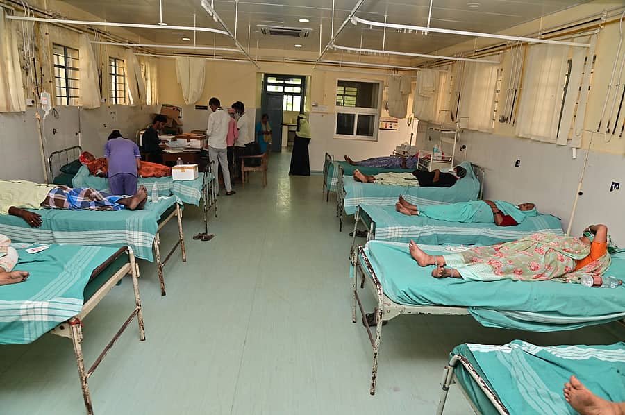 ದಾವಣಗೆರೆ ಚಿಗಟೇರಿ ಜಿಲ್ಲಾ ಆಸ್ಪತ್ರೆಯಲ್ಲಿನ ಡೇ ಕೇರ್ ಕಿಮೋಥೆರಪಿ ಕೇಂದ್ರದಲ್ಲಿ ಕ್ಯಾನ್ಸರ್ ಪೀಡಿತರು ಚಿಕಿತ್ಸೆ ಪಡೆಯುತ್ತಿರುವುದು ಪ್ರಜಾವಾಣಿ ಚಿತ್ರ: ಸತೀಶ್ ಬಡಿಗೇರ