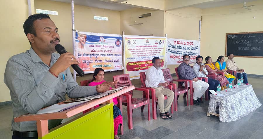 ಗಂಗಾವತಿಯಲ್ಲಿ ಬುಧವಾರ ನಡೆದ ಬಾಲ್ಯವಿವಾಹ ನಿಷೇಧ ಕಾಯ್ದೆ ಕುರಿತ ಜಾಗೃತಿ ಕಾರ್ಯಕ್ರಮದಲ್ಲಿ ಜಿಲ್ಲಾ ಮಕ್ಕಳ ರಕ್ಷಣಾಧಿಕಾರಿ ಮಹಾಂತಸ್ವಾಮಿ ಪೂಜಾರ ಮಾತನಾಡಿದರು