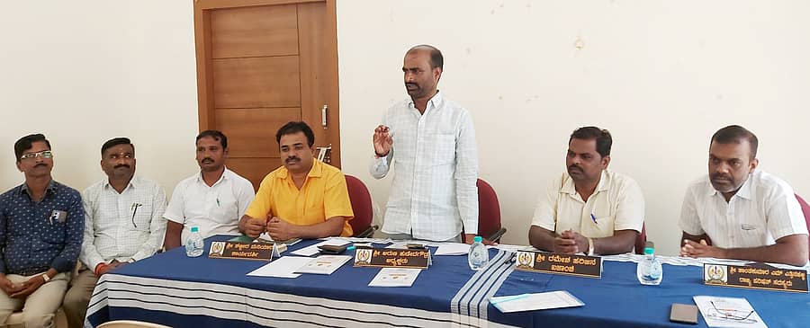 ಶಿಗ್ಗಾವಿ ಪಟ್ಟಣದ ಸರ್ಕಾರಿ ನೌಕರರ ಸಂಘದ ಸಭಾಭವನದಲ್ಲಿ ಗುರುವಾರ ನಡೆದ ಸಭೆಯಲ್ಲಿ ಸರ್ಕಾರಿ ನೌಕರರ ತಾಲ್ಲೂಕು ಅಧ್ಯಕ್ಷ ಅರುಣಗೌಡ ಹುಡೇದಗೌಡ್ರ ಮಾತನಾಡಿದರು