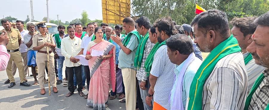 ರಾಜ್ಯದ ಜನ ಪ್ರತಿನಿಧಿಗಳು ಜಿಲ್ಲೆಗೆ ಕೃಷ್ಣ ನೀರು ಹರಿಸಬೇಕೆಂದು ಒತ್ತಾಯಿಸಿ ರೈತ ಸಂಘದವರು ರಾಷ್ಟ್ರೀಯ ಹೆದ್ದಾರಿ 75ರಲ್ಲಿ ರಸ್ತೆ ಬಂದ್ ಮಾಡಿ ಪ್ರತಿಭಟನೆ ನಡೆಸಿ, ತಹಶೀಲ್ದಾರ್ ವಿ.ಗೀತಾ ಅವರ ಮೂಲಕ ಸರ್ಕಾರಕ್ಕೆ ಮನವಿ ಸಲ್ಲಿಸಿದರು