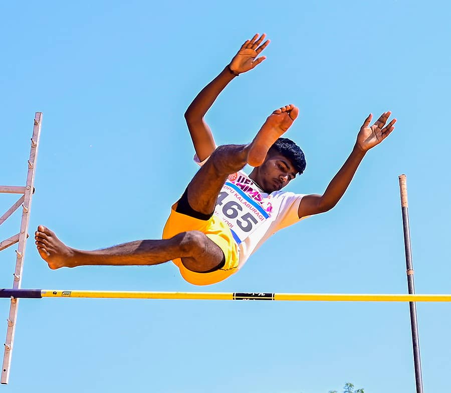 ಕಲಬುರಗಿ ಚಂದ್ರಶೇಖರ ಪಾಟೀಲ ಕ್ರೀಡಾಂಗಣದಲ್ಲಿ ಗುರುವಾರ ರಾಜ್ಯ ಮಟ್ಟದ ಪದವಿ ಪೂರ್ವ ಕಾಲೇಜು ವಿದ್ಯಾರ್ಥಿಗಳ ಬಾಲಕರ ಅಥ್ಲೆಟಿಕ್ಸ್ ಕ್ರೀಡಾಕೂಟದಲ್ಲಿ ಪೋಲ್ವಾಲ್ಟ್ನಲ್ಲಿ ಸ್ಪರ್ಧಿಯೊಬ್ಬರ ಸಾಹಸ ಪ್ರಜಾವಾಣಿ ಚಿತ್ರ: ತಾಜುದ್ದೀನ್ ಆಜಾದ್