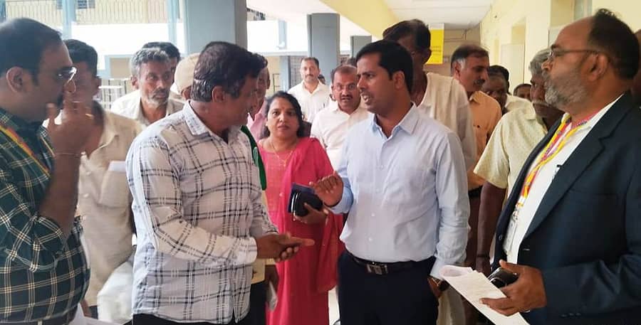 ಪಾಂಡವಪುರ ತಾಲ್ಲೂಕು ಆಡಳಿತ ಸೌಧಕ್ಕೆ ಗುರುವಾರ ಭೇಟಿ ನೀಡಿದ ಜಿಲ್ಲಾಧಿಕಾರಿ ಕುಮಾರ ಅವರು ಸಾರ್ವಜನಿಕರಿಂದ ಅಹವಾಲುಗಳನ್ನು ಆಲಿಸಿದರು