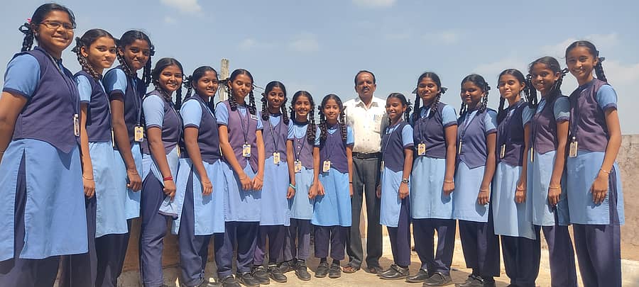 ರಾಷ್ಟ್ರಮಟ್ಟದಲ್ಲಿ ಕಂಸಾಳೆ ನೃತ್ಯ ಪ್ರದರ್ಶಿಸಲಿರುವ ಯಳಂದೂರು ತಾಲ್ಲೂಕಿನ ಮೆಲ್ಲಹಳ್ಳಿ ಆದರ್ಶ ವಿದ್ಯಾಲಯ ವಿದ್ಯಾರ್ಥಿನಿಯರು ಹಾಗೂ ಮುಖ್ಯ ಶಿಕ್ಷಕ ಗುರುಮೂರ್ತಿ