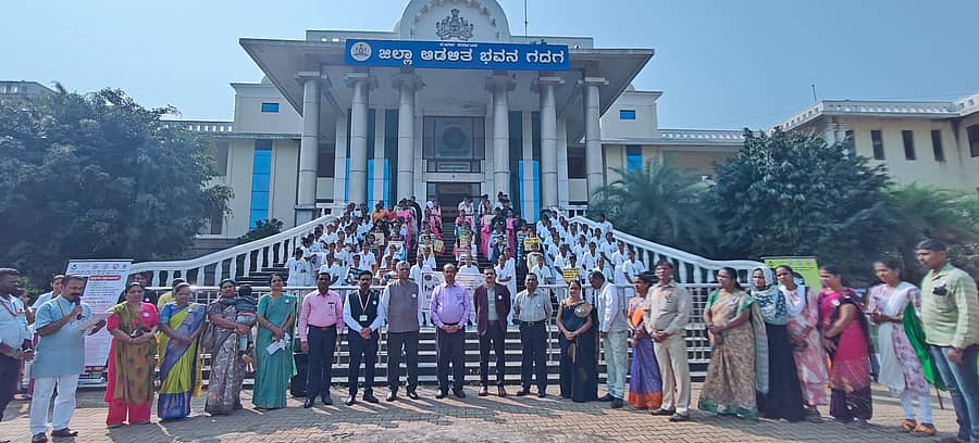 ರಾಷ್ಟ್ರೀಯ ದತ್ತು ಮಾಸಾಚರಣೆ ಮತ್ತು ಮಕ್ಕಳ ಮಾಸದ ಪ್ರಯುಕ್ತ ಬುಧವಾರ ಜಿಲ್ಲಾಡಳಿತ ಕಚೇರಿಯಿಂದ ಟಿಪ್ಪು ಸುಲ್ತಾನ್ ವೃತ್ತದವರೆಗೆ ಆಯೋಜಿಸಿದ್ದ ಜಾಗೃತಿ ಜಾಥಾಕ್ಕೆ ಜಿಲ್ಲಾ