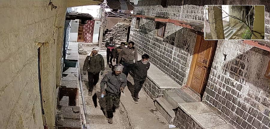 ಆಳಂದ ತಾಲ್ಲೂಕಿನ ನಿಂಬರ್ಗಾ ಗ್ರಾಮದಲ್ಲಿ ಮನೆಗಳ್ಳತನಕ್ಕೆ ತೆರಳುತ್ತಿರುವ ದರೋಡೆಕೋರರ ದೃಶ್ಯ ಸಿಸಿಟಿವಿ ಕ್ಯಾಮೆರಾದಲ್ಲಿ ಸೆರೆಯಾಗಿರುವುದು