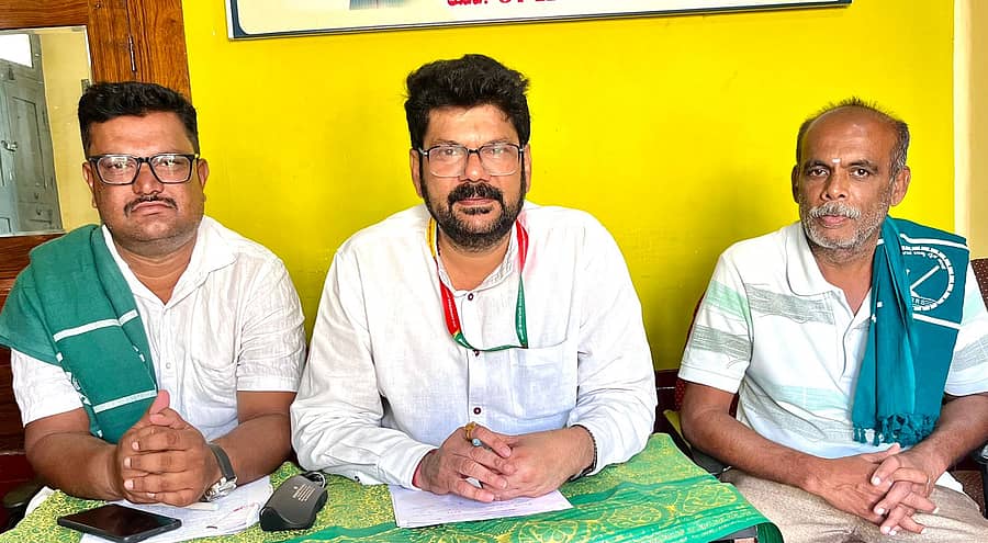 ಕನಕಪುರ ರಾಜಾರಾಾವ್ ರಸ್ತೆಯಲ್ಲಿರುವ ರೈತ ಸಂಘದ ಕಚೇರಿಯಲ್ಲಿ ಗುರುವಾರ ನಡೆದ ಸುದ್ದಿಗೋಷ್ಠಿಯಲ್ಲಿ ಕುಮಾರಸ್ವಾಮಿ ಮಾತನಾಡಿದರು