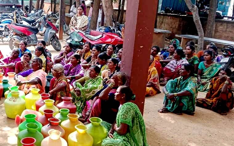 ಕುರುಗೋಡು ಸಮೀಪದ ಸಿರಿಗೇರಿ ಗ್ರಾಮದಲ್ಲಿ ಕುಡಿಯುವ ನೀರು ಸರಬರಾಜಿಗೆ ಒತ್ತಾಯಿಸಿ ಮಹಿಳೆಯರು ಖಾಲಿ ಕೊಡಗಳ ಪ್ರದರ್ಶನ ಮಾಡಿ ಪ್ರತಿಭಟನೆ ನಡೆಸಿದರು