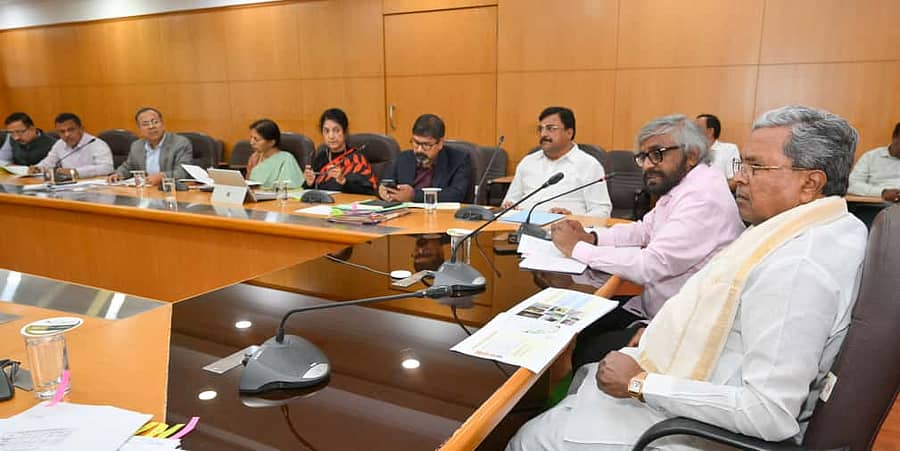 ಸಭೆಯಲ್ಲಿ ಸಿದ್ದರಾಮಯ್ಯ, ಈಶ್ವರ ಖಂಡ್ರೆ, ಪಿ.ಎಂ. ನರೇಂದ್ರಸ್ವಾಮಿ ಮತ್ತಿತರರು ಇದ್ದರು