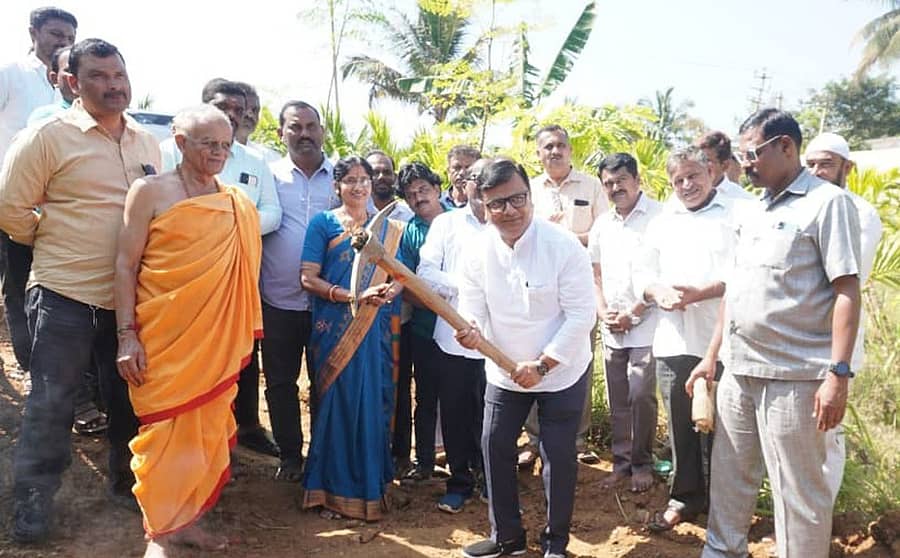 ಹಾನಗಲ್ ಆನಿಕೆರೆ ಮತ್ತು ಅಚಗೇರಿ ಕೆರೆ ನಡುವಿನ ಕಚ್ಚಾ ಕಾಲುವೆ ದುರಸ್ತಿ ಕಾಮಗಾರಿಗೆ ಶಾಸಕ ಶ್ರೀನಿವಾಸ ಮಾನೆ ಭೂಮಿಪೂಜೆ ನೆರವೇರಿಸಿದರು