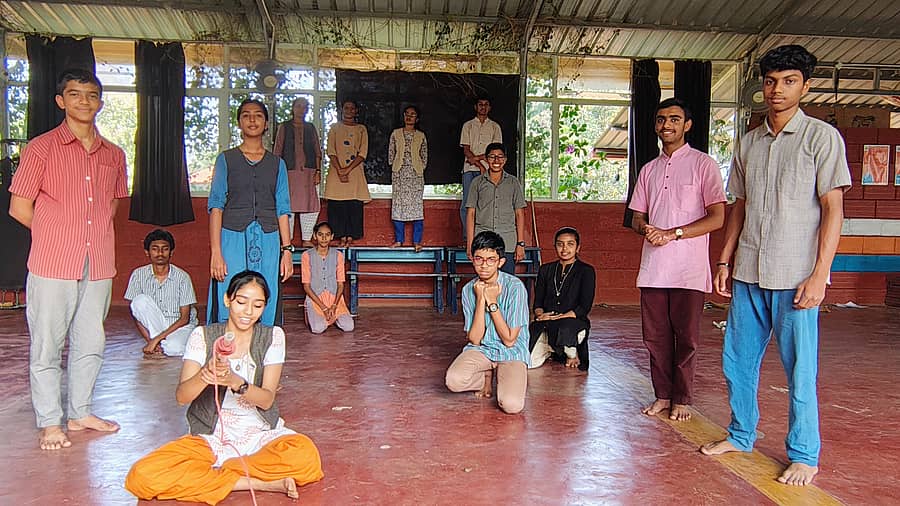 ‘ಬೇರು– ಬೆವರು’ ನಾಟಕ ತಯಾರಿಯಲ್ಲಿ ಅರಿವು ಶಾಲೆಯ ಚಿಣ್ಣರು