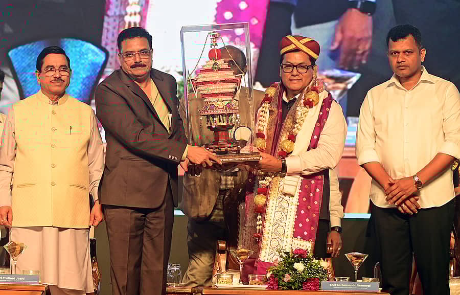 ಕೇಂದ್ರ ಸಚಿವ ಸರ್ಬಾನಂದ ಸೋನೊವಾಲ್ ಅವರನ್ನು ಎನ್ಎಂಪಿಎ ಅಧ್ಯಕ್ಷ ವೆಂಕಟರಮಣ ಅಕ್ಕರಾಜು ಸನ್ಮಾನಿಸಿದರು. ಪ್ರಲ್ಹಾದ ಜೋಶಿ ಮತ್ತು ಕ್ಯಾಪ್ಟನ್ ಬ್ರಿಜೇಶ್ ಚೌಟ ಪಾಲ್ಗೊಂಡಿದ್ದರು ಪ್ರಜಾವಾಣಿ ಚಿತ್ರ