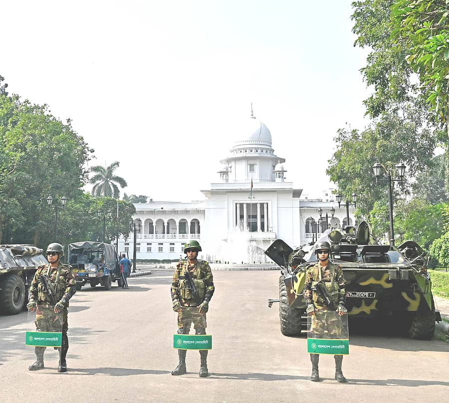 <div class="paragraphs"><p>ಢಾಕಾದಲ್ಲಿರುವ ಬಾಂಗ್ಲಾದೇಶದ ಅಂತರರಾಷ್ಟ್ರೀಯ ಅಪರಾಧಗಳ ನ್ಯಾಯ ಮಂಡಳಿಯ ಎದುರು ಗುರುವಾರ ಬಿಗಿ ಬಂದೋಬಸ್ತ್‌ ಕೈಗೊಳ್ಳಲಾಗಿತ್ತು </p></div>