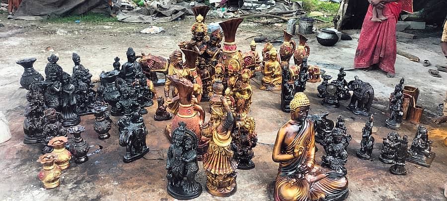 ಹಾಸನದ ಗವೇನಹಳ್ಳಿ ಬಳಿ ಹಾದು ಹೋಗಿರುವ ಬೆಂಗಳೂರು -ಮಂಗಳೂರು ರಾಷ್ಟ್ರೀಯ ಹೆದ್ದಾರಿ 75ರ ಪಕ್ಕದಲ್ಲಿ ಮಾರಾಟಕ್ಕೆ ಸಿದ್ಧವಾಗಿರುವ ಕಲಾಕೃತಿಗಳು.