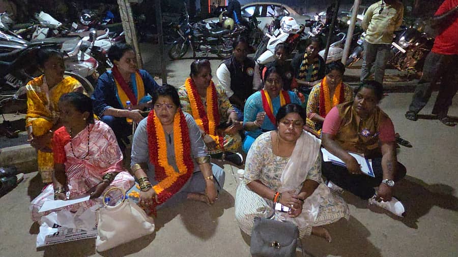 ಪ್ರಕರಣ ದಾಖಲಿಸಿಕೊಳ್ಳಲು ವಿಳಂಬ ಮಾಡಿದ್ದನ್ನು ಖಂಡಿಸಿ ಹಣ ನೀಡಿದವರು ಸೋಲದೇವನಹಳ್ಳಿ ಠಾಣೆಯ ಎದುರು ಪ್ರತಿಭಟನೆ ನಡೆಸಿದರು