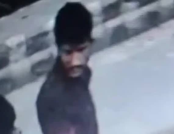 <div class="paragraphs"><p>ರಾಮಲೀಲಾ ಮೈದಾನದ ಬಳಿಯ ಮಸೀದಿ ಎದುರು&nbsp;ಡಾ. ಉಮರ್ ನಬಿ ಕಾಣಿಸಿಕೊಂಡಿದ್ದ ದೃಶ್ಯ</p></div>