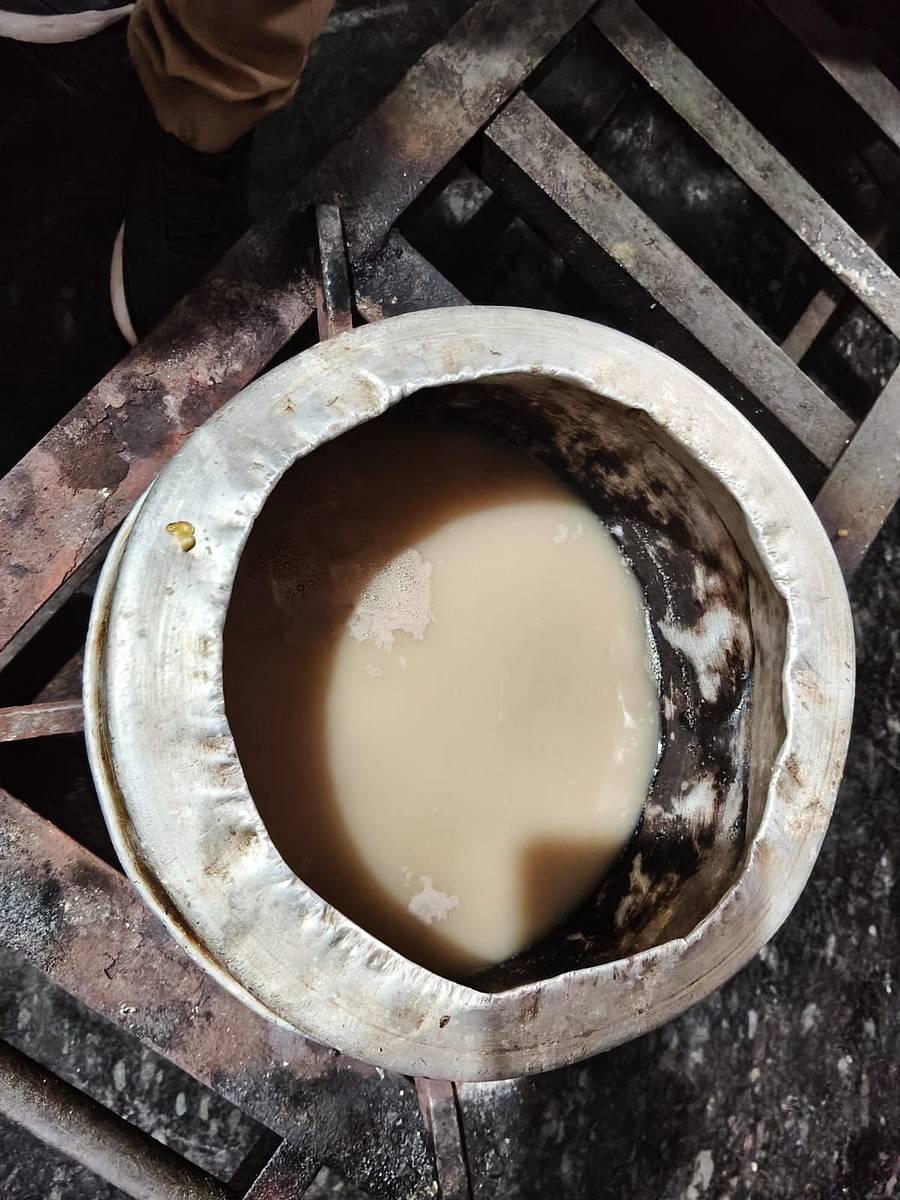 ಯಲಹಂಕದ ವಿದ್ಯಾರ್ಥಿ ನಿಲಯದಲ್ಲಿ ಕಾಫಿ ಕಾಯಿಸಲು ಬಳಸಲಾದ ಕೊಳಕು ಮತ್ತು ಮುಕ್ಕಾದ ಪಾತ್ರೆ