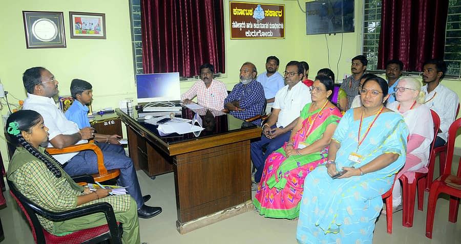 ಕುರುಗೋಡಿನ ತಹಶೀಲ್ದಾರ್ ಕಚೇರಿಯಲ್ಲಿ ಶ್ಯಾಡೊ ತಹಶೀಲ್ದಾರ್ ಸಾಜೀದ್ ಮತ್ತು ಗೌಸಿಯಾಬೇಗಂ ಅವರು ತಹಶೀಲ್ದಾರ್ ನರಸಪ್ಪ ಜತೆಗೆ ಸಿಬ್ಬಂದಿ ಸಭೆ ನಡೆಸಿದರು