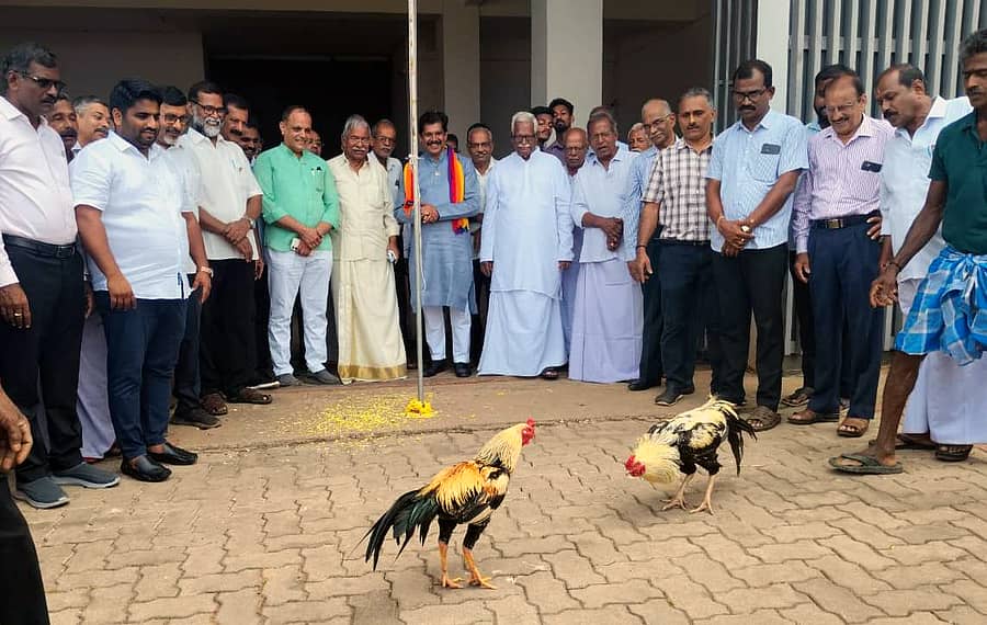 ಮಂದಾರ್ತಿ ಚಾಮುಂಡೇಶ್ವರೀ ಸಭಾಂಗಣದ ದುರ್ಗಾ ಸಹಕಾರ ಸೌಧದಲ್ಲಿ ಶುಕ್ರವಾರ ನಡೆದ 72 ನೇ ಅಖಿಲ ಭಾರತ ಸಹಕಾರ ಸಪ್ತಾಹದ ಉದ್ಘಾಟನಾ ಸಮಾರಂಭದಲ್ಲಿ ಕೋಳಿ ಅಂಕದ ಅಣಕು ಪ್ರದರ್ಶನ ಗಮನ ಸೆಳಯಿತು.