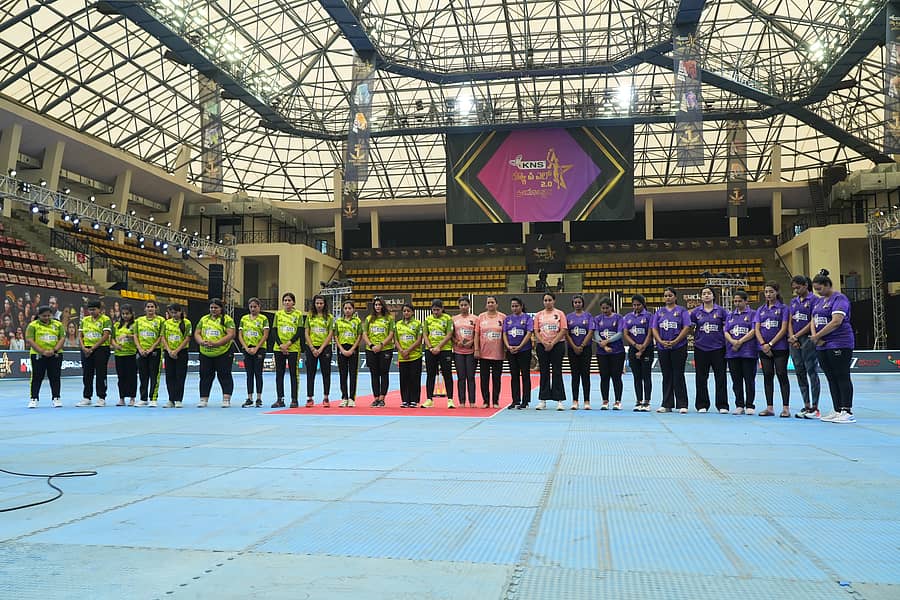 ಕೋರಮಂಗಲ ಒಳಾಂಗಣ ಕ್ರೀಡಾಂಗಣದಲ್ಲಿ ಶುಕ್ರವಾರ ಕ್ಯೂಪಿಎಲ್‌ ಆಟಗಾರ್ತಿಯರು ಮೌನಾಚರಣೆ ನಡೆಸಿ ಸಾಲುಮರದ ತಿಮಕ್ಕ ಅವರ ಸಾವಿಗೆ ಸಂತಾಪ ಸೂಚಿಸಿದರು