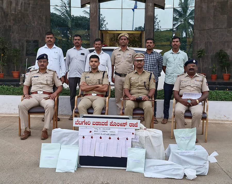 ನಕಲಿ ಗುರುತಿನಚೀಟಿ ತಯಾರಿಸಲು ಬಳಸುತ್ತಿದ್ದ ಉಪಕರಣಗಳನ್ನು ವಶಪಡಿಸಿಕೊಂಡಿರುವ ಬೆಟಗೇರಿ ಬಡಾವಣೆ ಪೊಲೀಸರು