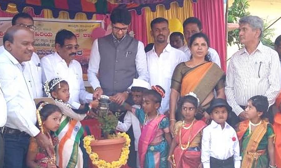 ಚಿತ್ರದುರ್ಗದ ಕವಾಡಿಗರಹಟ್ಟಿ ಸರ್ಕಾರಿ ಹಿರಿಯ ಪ್ರಾಥಮಿಕ ಶಾಲೆಯಲ್ಲಿ ಆಯೋಜಿಸಿದ್ದ ಪೋಷಕ-ಶಿಕ್ಷಕರ ಮಹಾಸಭೆಯನ್ನು ಜಿಲ್ಲಾ ಪಂಚಾಯತಿ ಮುಖ್ಯ ಕಾರ್ಯನಿರ್ವಾಹಣಾಧಿಕಾರಿ ಡಾ.ಎಸ್.ಆಕಾಶ್ ಉದ್ಘಾಟಿಸಿದರು