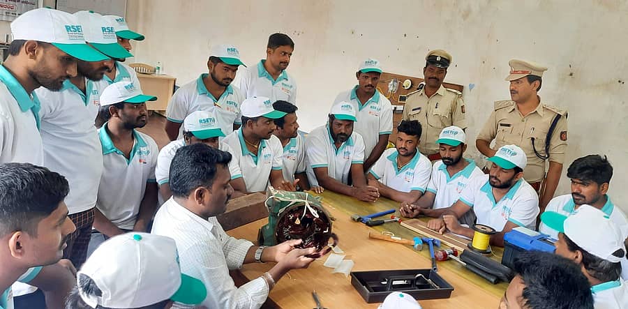 ಮಂಡ್ಯ ಜಿಲ್ಲಾ ಕಾರಾಗೃಹದಲ್ಲಿ ಕೈದಿಗಳಿಗೆ ಮೋಟಾರ್ ರೀವೈಂಡಿಂಗ್ ಬಗ್ಗೆ ತರಬೇತಿ ನೀಡುತ್ತಿರುವ ದೃಶ್ಯ