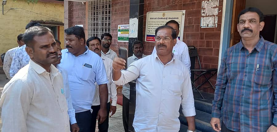 ಮಾನ್ವಿ ತಹಶೀಲ್ದಾರ್ ಕಚೇರಿಗೆ ಶುಕ್ರವಾರ ಜಿಲ್ಲಾ ಲೋಕಾಯುಕ್ತ ಅಧಿಕಾರಿ ರವಿ ಪುರುಷೋತ್ತಮ ಭೇಟಿ ನೀಡಿ ಪರಿಶೀಲಿಸಿದರು