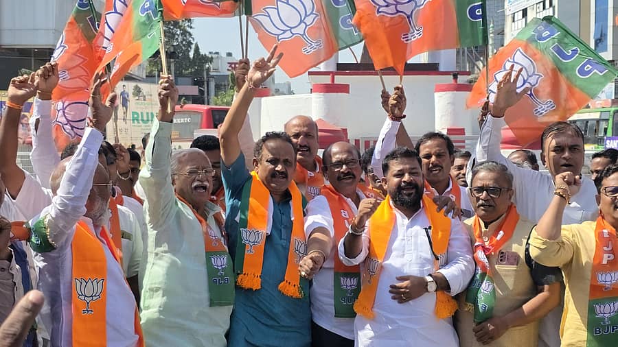 <div class="paragraphs"><p>ವಿಜಯಪುರ ನಗರದಲ್ಲಿ ಬಿಜೆಪಿ ಕಾರ್ಯಕರ್ತರು ಶುಕ್ರವಾರ ವಿಜಯೋತ್ಸವ ಆಚರಿಸಿದರು </p></div>