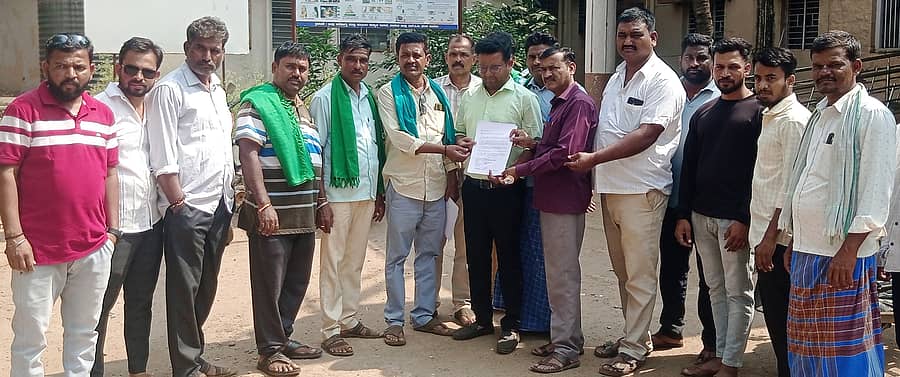 ಬ್ಯಾಡಗಿಯಲ್ಲಿ ಜನೌಷಧಿ ಮಳಿಗೆಯನ್ನು ಪುನ: ತೆರೆಯುವಂತೆ ಆಗ್ರಹಿಸಿ ವಿವಿಧ ಸಂಘಟನೆಗಳ ಕಾರ್ಯಕರ್ತರು ತಾಲ್ಲೂಕಾ ಆರೋಗ್ಯಾಧಿಕಾರಿ ಡಾ.ಕಾಂತೇಶ ಭಜಂತ್ರಿ ಅವರಿಗೆ ಮನವಿ ಸಲ್ಲಿಸಿದರು.