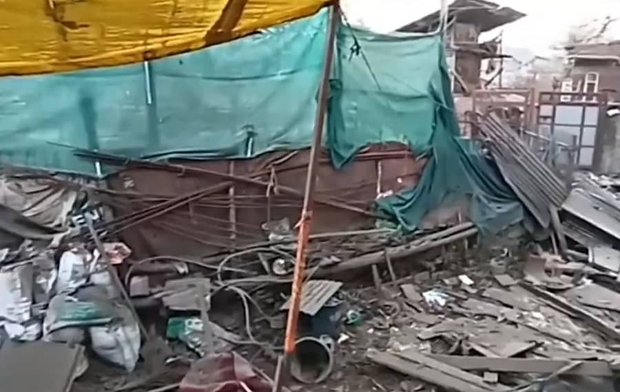 <div class="paragraphs"><p>ಪುಲ್ವಾಮಾದ ಶಂಕಿತ ಆರೋಪಿ ಡಾ. ಉಮರ್ ನಬಿ ಮನೆ ಧ್ವಂಸ</p></div>