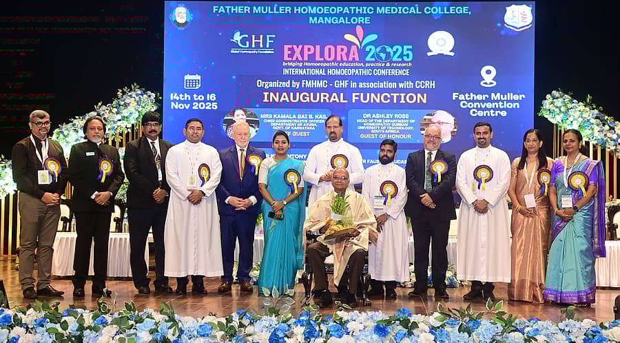 ಮಂಗಳೂರಿನ ಕಂಕನಾಡಿಯಲ್ಲಿ ಶುಕ್ರವಾರ ಏರ್ಪಡಿಸಿದ್ದ ‘ಅಂತರ ರಾಷ್ಟ್ರೀಯ ಹೋಮಿಯೋಪಥಿ ಸಮ್ಮೇಳನದಲ್ಲಿ ಆಯುಷ್ ಸಚಿವಾಲಯದ ಮಾಜಿ ಸಲಹೆಗಾರ ಡಾ.ಈಶ್ವರ್ ದಾಸ್ ಅವರನ್ನು ಸನ್ಮಾನಿಸಲಾಯಿತು ಪ್ರಜಾವಾಣಿ ಚಿತ್ರ