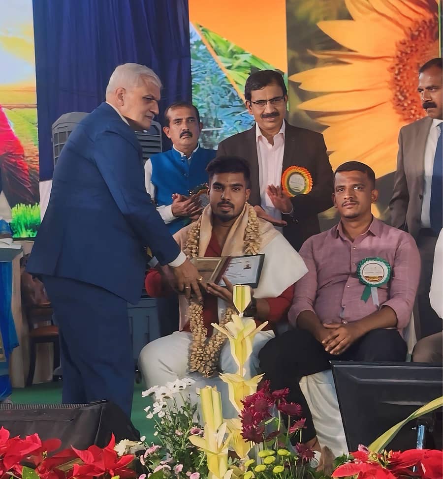 <div class="paragraphs"><p>ಆನೇಕಲ್ ತಾಲ್ಲೂಕಿನ ಗೆರಟಿಗನಬೆಲೆ ಎನ್.ಪೃಥ್ವಿರಾಜ್ ಅವರಿಗೆ ಕೃಷಿ ವಿಶ್ವವಿದ್ಯಾಲಯದಿಂದ ಆಯೋಜಿಸಿದ್ದ ಕೃಷಿ ಮೇಳ -2025ರಲ್ಲಿ ತಾಲ್ಲೂಕು ಮಟ್ಟದ ಪ್ರಗತಿಪರ ಯುವ ರೈತ ಪ್ರಶಸ್ತಿ ನೀಡಿ ಗೌರವಿಸಲಾಯಿತು</p></div>